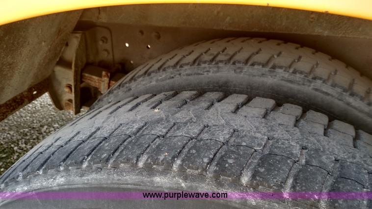 image for item L7457 1998 Ford B800 school bus