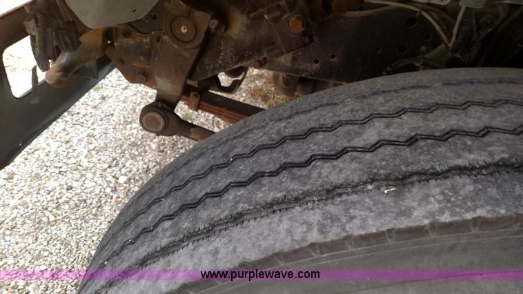 image for item L7457 1998 Ford B800 school bus