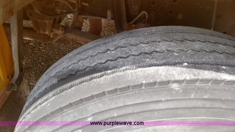 image for item L7457 1998 Ford B800 school bus