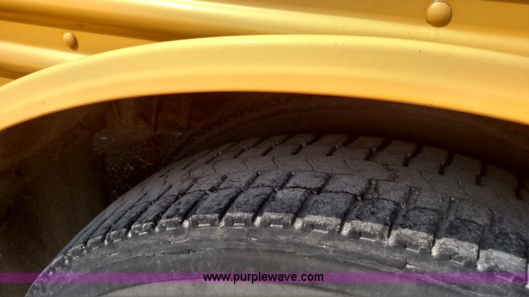 image for item L7457 1998 Ford B800 school bus