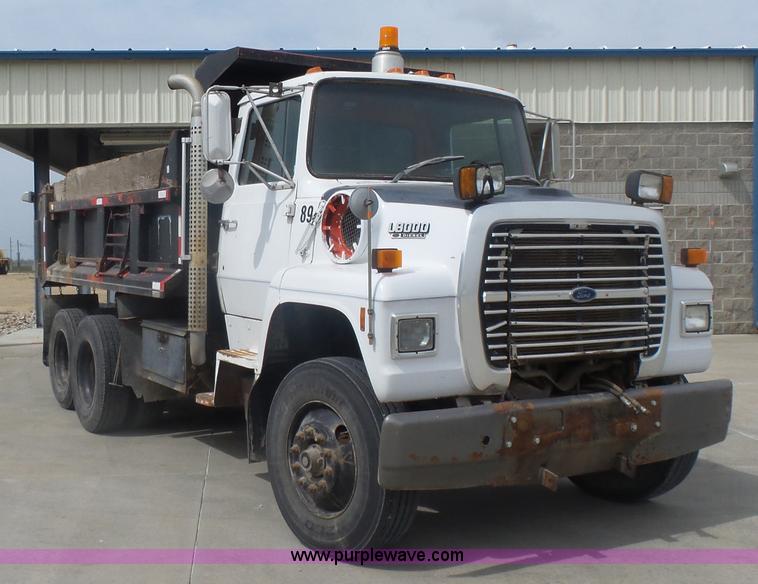 image for item L7477 1989 Ford L8000 dump truck