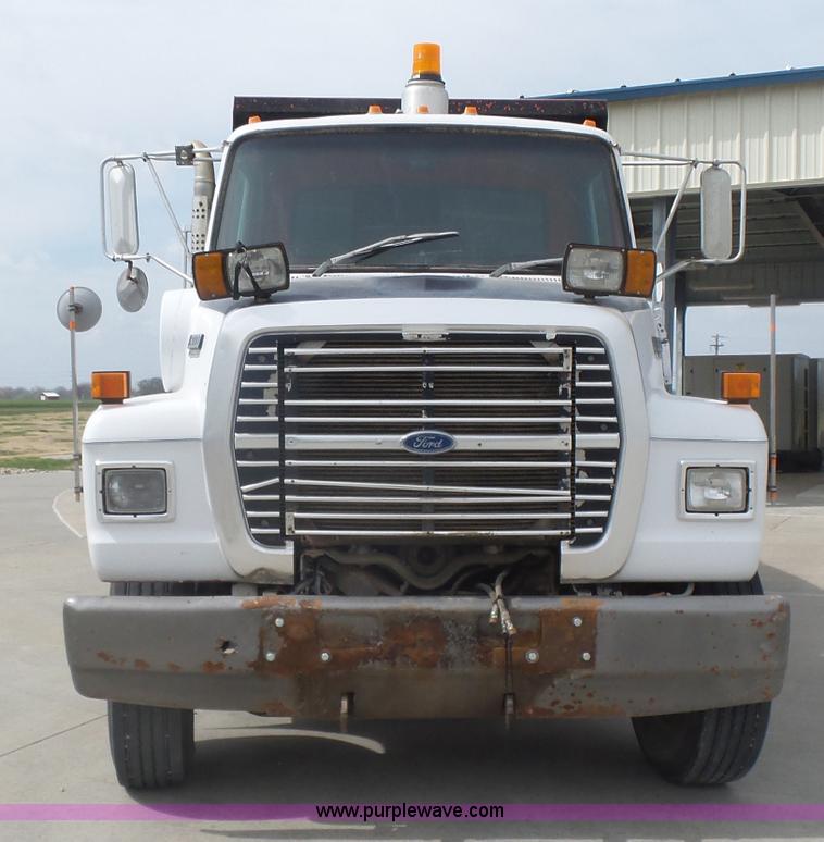 image for item L7477 1989 Ford L8000 dump truck