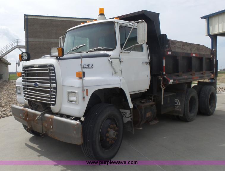 image for item L7477 1989 Ford L8000 dump truck