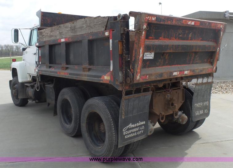image for item L7477 1989 Ford L8000 dump truck