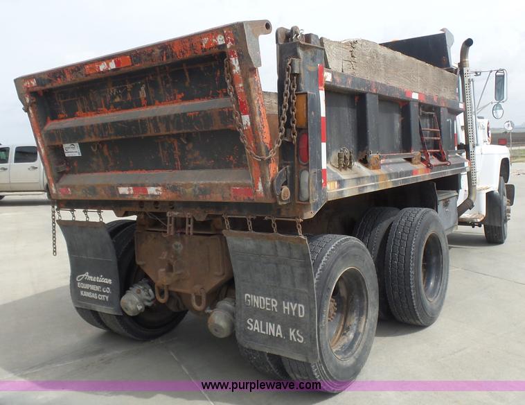 image for item L7477 1989 Ford L8000 dump truck