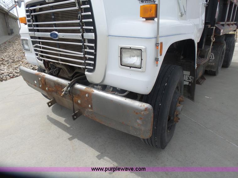 image for item L7477 1989 Ford L8000 dump truck