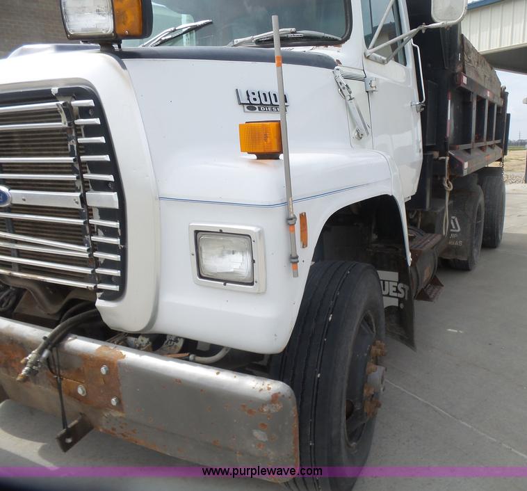 image for item L7477 1989 Ford L8000 dump truck