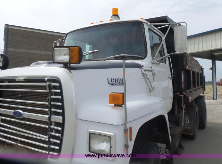 image for item L7477 1989 Ford L8000 dump truck