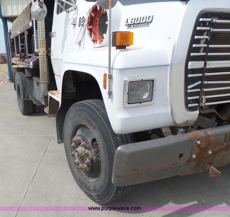 image for item L7477 1989 Ford L8000 dump truck