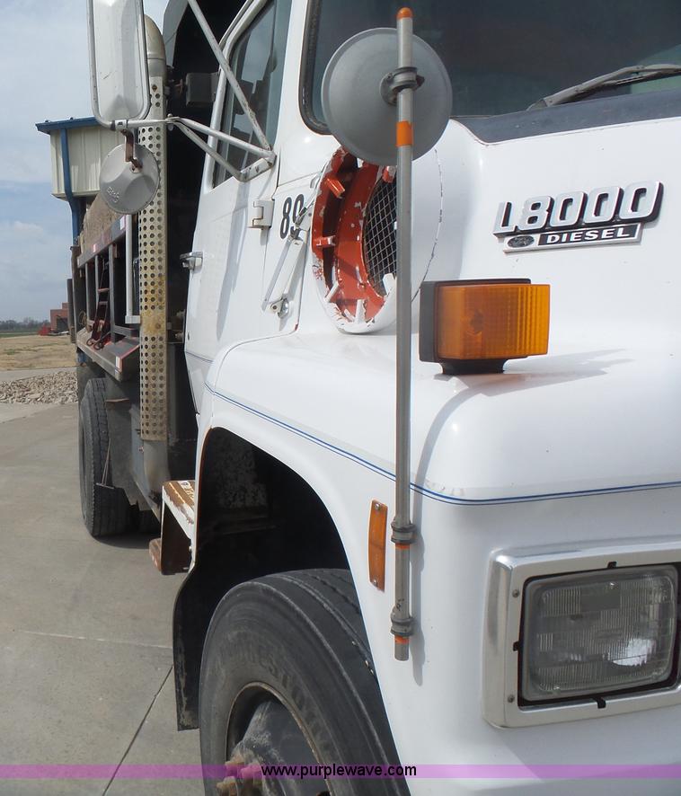 image for item L7477 1989 Ford L8000 dump truck