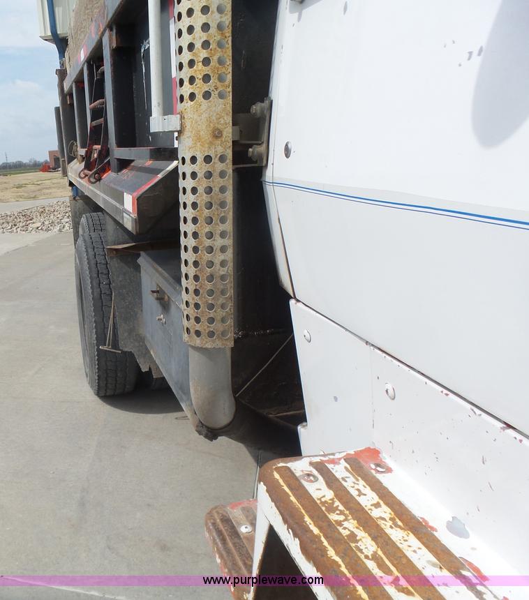 image for item L7477 1989 Ford L8000 dump truck
