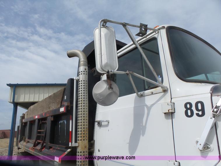 image for item L7477 1989 Ford L8000 dump truck