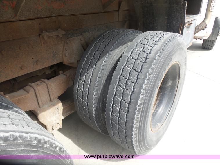 image for item L7477 1989 Ford L8000 dump truck