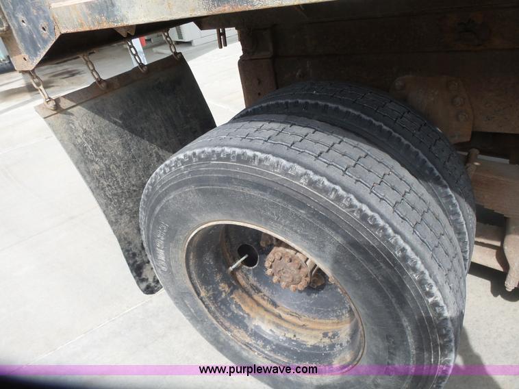 image for item L7477 1989 Ford L8000 dump truck