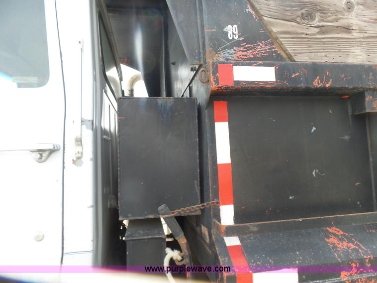 image for item L7477 1989 Ford L8000 dump truck
