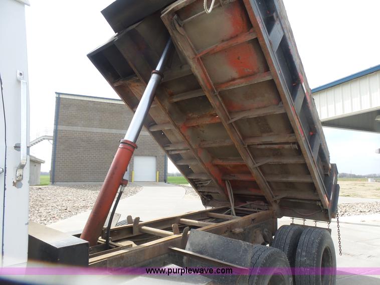 image for item L7477 1989 Ford L8000 dump truck