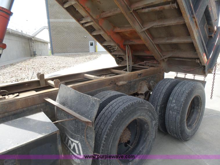 image for item L7477 1989 Ford L8000 dump truck