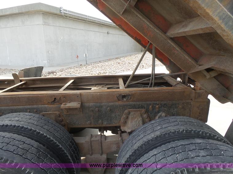 image for item L7477 1989 Ford L8000 dump truck