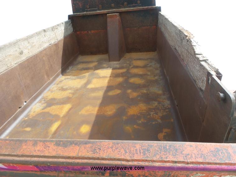 image for item L7477 1989 Ford L8000 dump truck