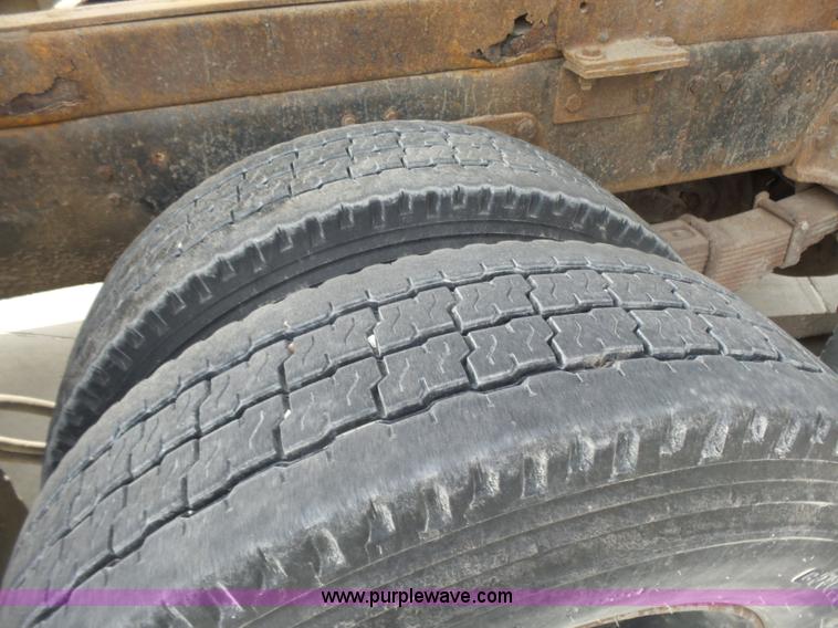 image for item L7477 1989 Ford L8000 dump truck