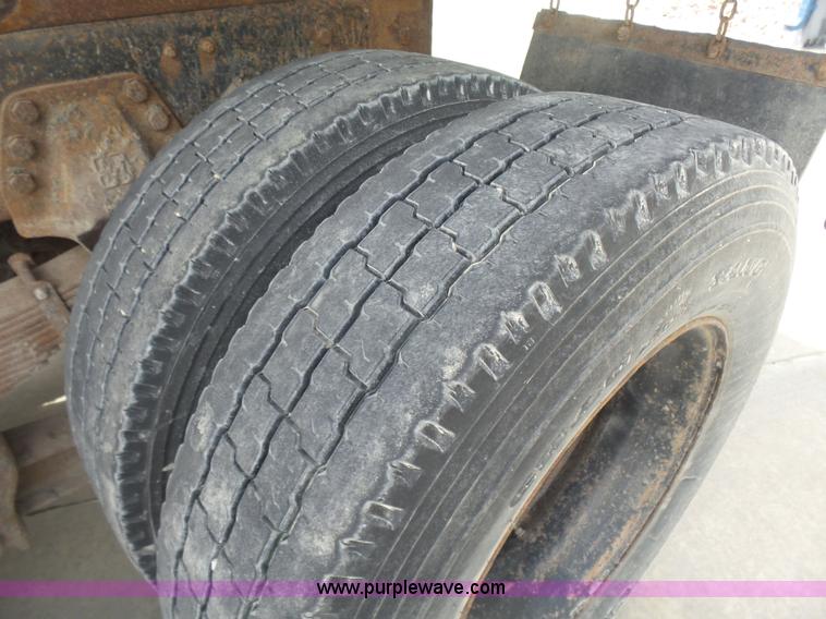 image for item L7477 1989 Ford L8000 dump truck