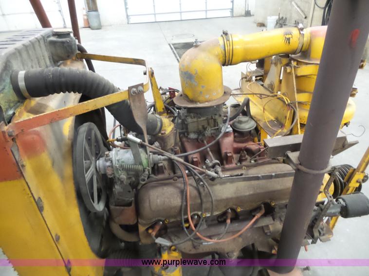 image for item L7479 International V8 gas engine