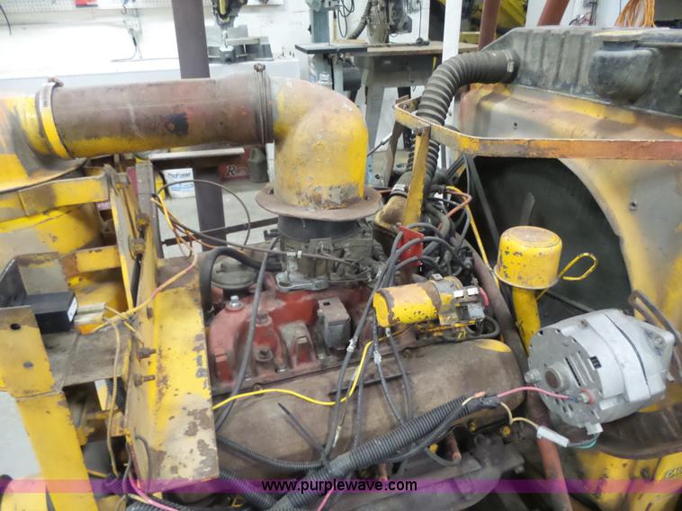 image for item L7479 International V8 gas engine