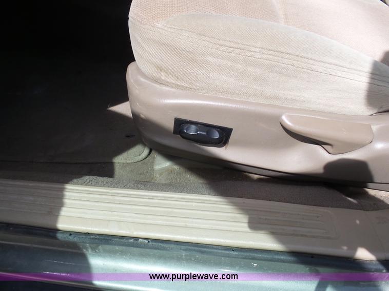 image for item N9452 2002 Ford Taurus SES