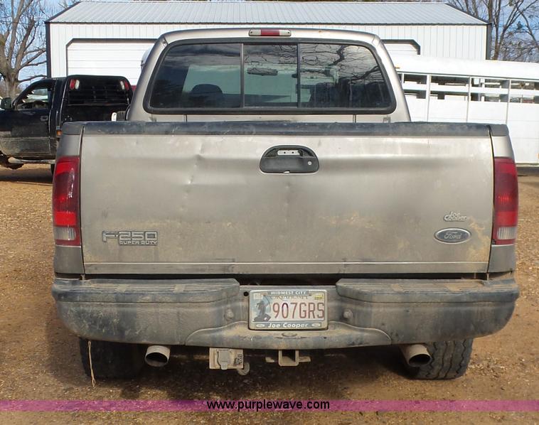 image for item AQ9724 2002 Ford F250 Super Duty Crew Cab pickup truck