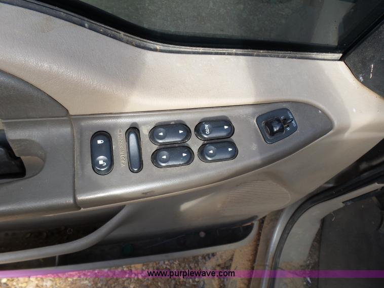 image for item AQ9724 2002 Ford F250 Super Duty Crew Cab pickup truck