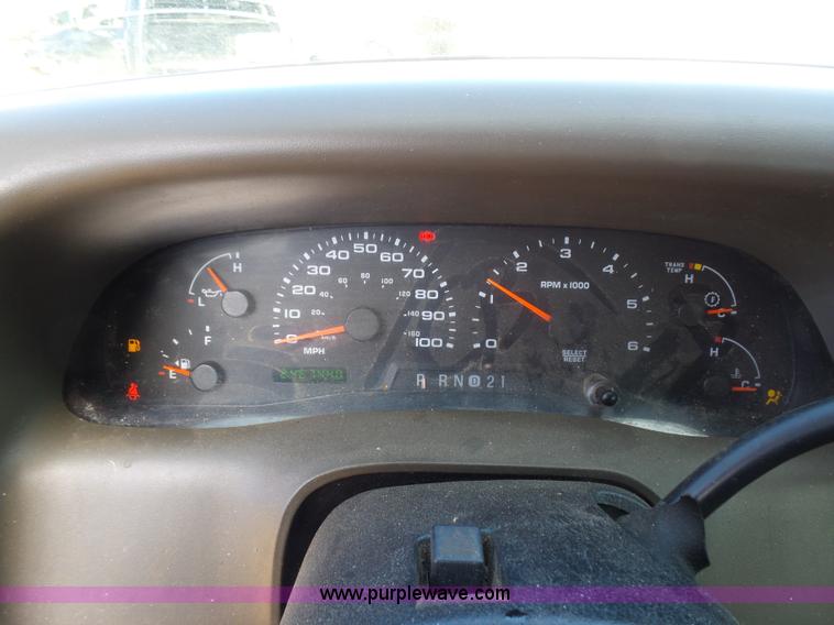 image for item AQ9724 2002 Ford F250 Super Duty Crew Cab pickup truck