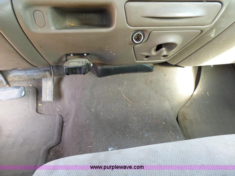 image for item AQ9724 2002 Ford F250 Super Duty Crew Cab pickup truck