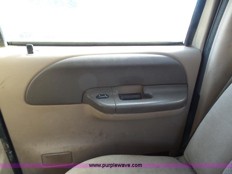 image for item AQ9724 2002 Ford F250 Super Duty Crew Cab pickup truck