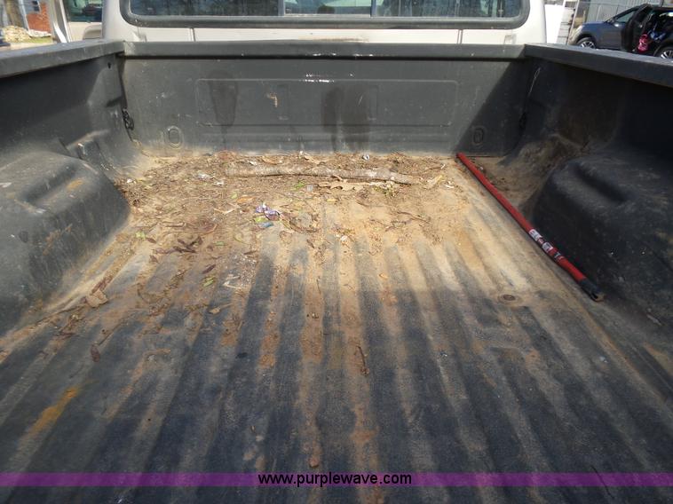 image for item AQ9724 2002 Ford F250 Super Duty Crew Cab pickup truck