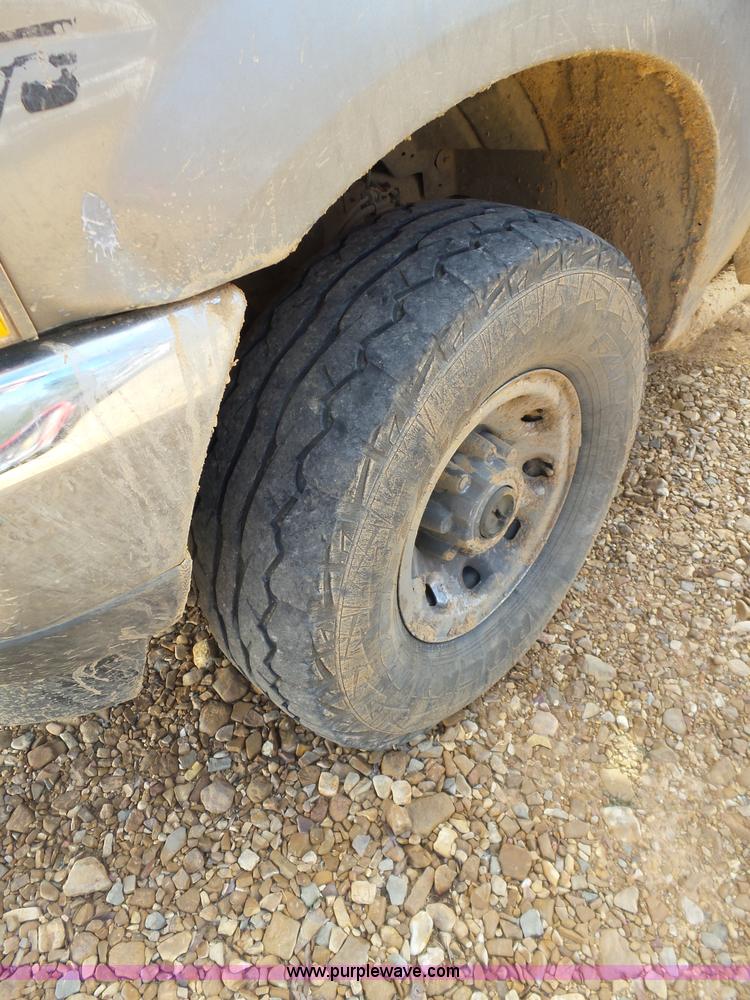 image for item AQ9724 2002 Ford F250 Super Duty Crew Cab pickup truck