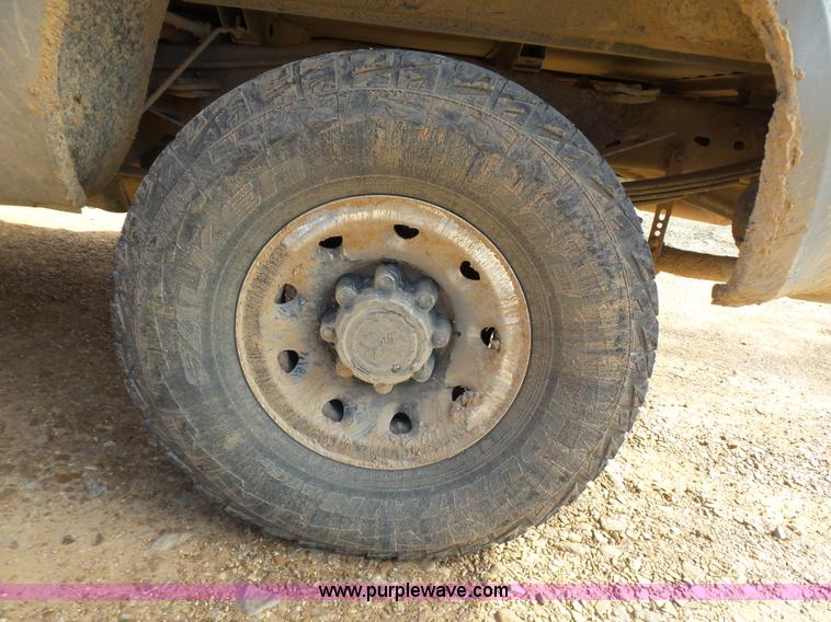 image for item AQ9724 2002 Ford F250 Super Duty Crew Cab pickup truck