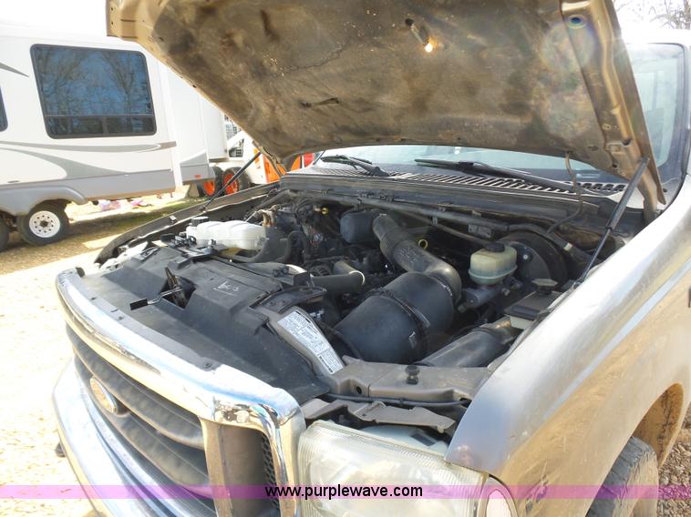 image for item AQ9724 2002 Ford F250 Super Duty Crew Cab pickup truck