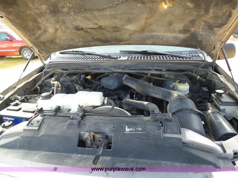 image for item AQ9724 2002 Ford F250 Super Duty Crew Cab pickup truck