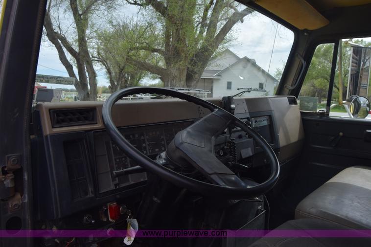 image for item BF9972 1995 International 4900 dump truck