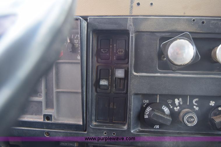 image for item BF9972 1995 International 4900 dump truck