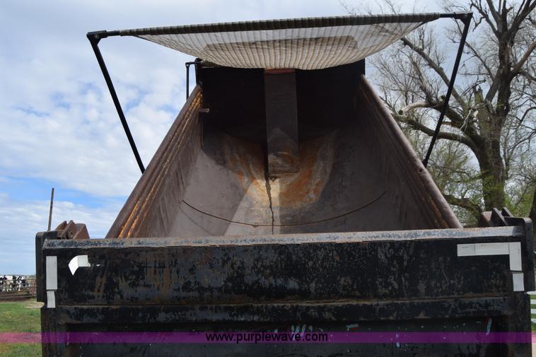 image for item BF9972 1995 International 4900 dump truck