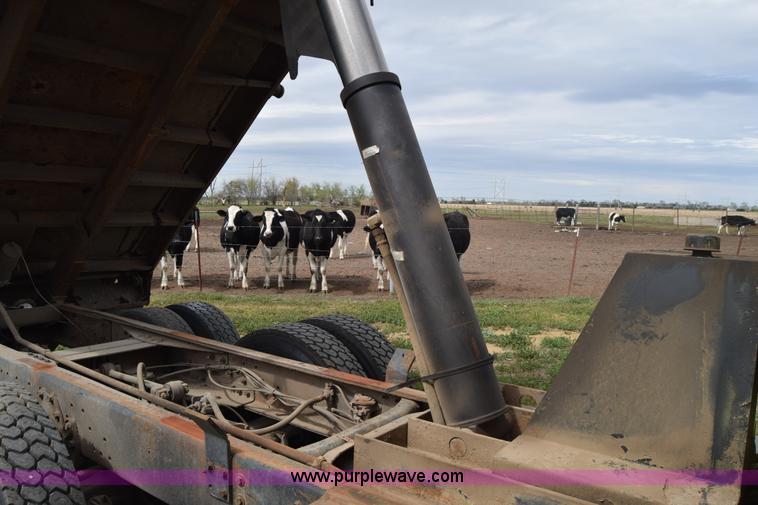 image for item BF9972 1995 International 4900 dump truck