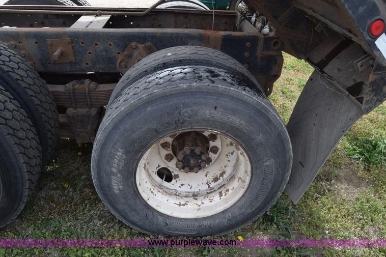 image for item BF9972 1995 International 4900 dump truck