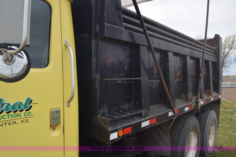 image for item BF9972 1995 International 4900 dump truck