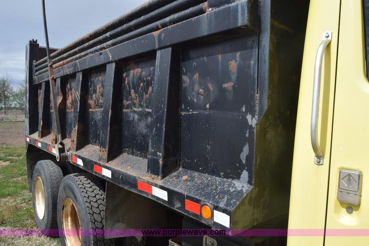 image for item BF9972 1995 International 4900 dump truck