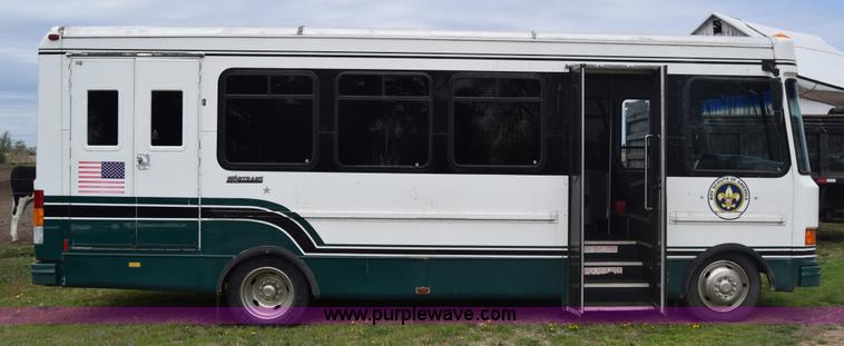 image for item BF9974 2001 Workhorse Star bus