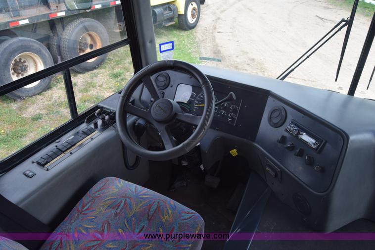 image for item BF9974 2001 Workhorse Star bus