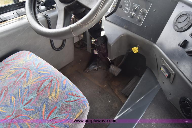 image for item BF9974 2001 Workhorse Star bus