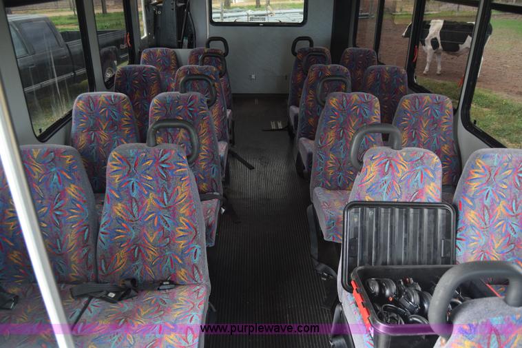 image for item BF9974 2001 Workhorse Star bus