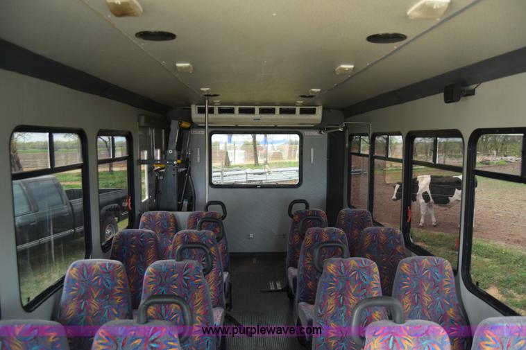 image for item BF9974 2001 Workhorse Star bus